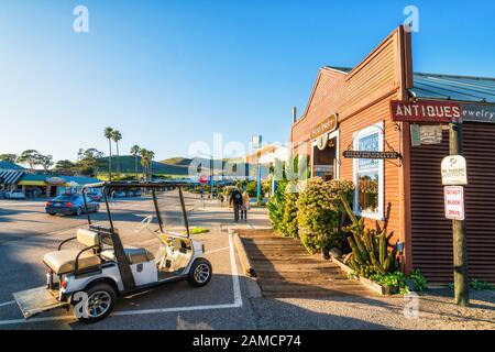 Cayucos, Kalifornien/USA - 11. Januar 2020 Cayucos ist eine bezaubernde Strandstadt im San Luis Obispo County, Kalifornien Küstenlinie. Stockfoto