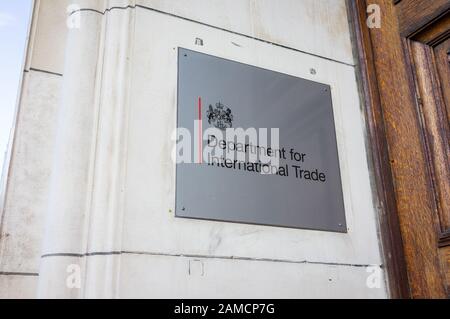 Schild vor dem britischen Regierungsministerium für internationalen Handel entlang Whitehall in London Westminster, London, England, Großbritannien Stockfoto
