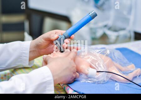 Babypuppensimulator mit Kehlkopflaryngoskop im Mund. Kehlkopfkrankenhaus. Guayaquil. Ecuador Stockfoto