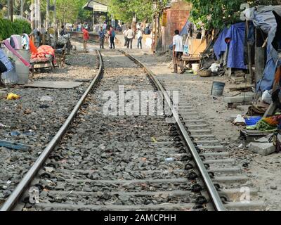 Kolkata, WESTBENGALEN/INDIEN - 20. MÄRZ 2018:Provisorische Shanty-Wohnungen bieten Schutz für Arme, die an den Rändern der Bahngleise im leben Stockfoto