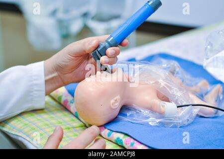 Babypuppensimulator mit Kehlkopflaryngoskop im Mund. Kehlkopfkrankenhaus. Guayaquil. Ecuador Stockfoto