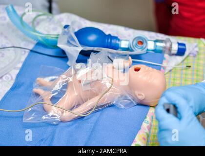 Babypuppensimulator und selbstaufblasende Tasche. Kinderkrankenhaus. Guayaquil. Ecuador Stockfoto