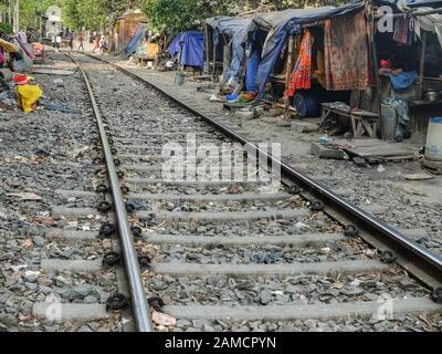 Kolkata, WESTBENGALEN/INDIEN - 20. MÄRZ 2018:Provisorische Shanty-Wohnungen bieten Schutz für Arme, die an den Rändern der Bahngleise im leben Stockfoto