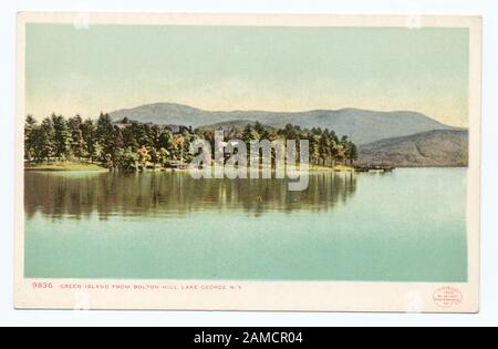 Sagamore aus Bolton Hill, (Green Island), Lake George, N Y Postcard Seriennummer: 9836 Wurde Detroit Publishing Company. Neuer Aufdruck mit Künstler-Palettenmarke. Enthaltene Bilder mit Daten vor 1906.; Sagamore aus Bolton Hill, (Green Island), Lake George, N. Y. Stockfoto