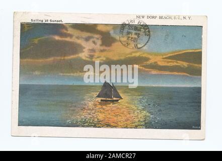 Segeln am Sunset New Dorp Beach, Staten Island, NY (segelboot auf dem Ozean bei Sonnenuntergang) Postkartenkategorien und Titelkommentare in Klammern [ ] bereitgestellt von der Sammlerin, Catherine Robinson.; Segeln am Sunset New Dorp Beach, Staten Island, N. Y. [segelboot auf dem Meer bei Sonnenuntergang] Stockfoto