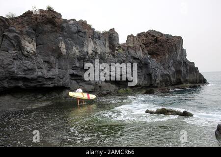 Rettungsschwimmer mit Schwimmbrett an der Playa de Charco Verde, Los Llanos de Aridane, La Palma, Kanarische Inseln, Spanien Stockfoto