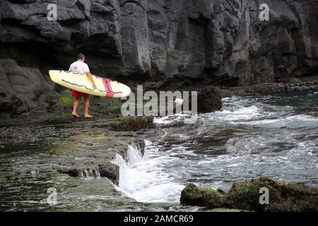 Rettungsschwimmer mit Schwimmbrett an der Playa de Charco Verde, Los Llanos de Aridane, La Palma, Kanarische Inseln, Spanien Stockfoto