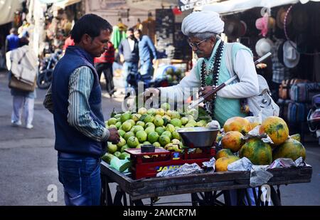 Ein mobiler Obsthändler in Pushkar, Indien. Stockfoto