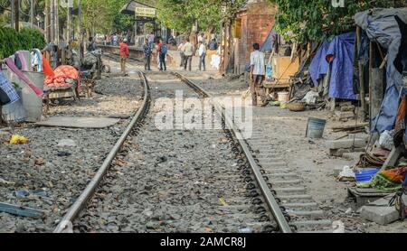 Kolkata, WESTBENGALEN/INDIEN - 20. MÄRZ 2018:Provisorische Shanty-Wohnungen bieten Schutz für die Armen, die an den Rändern der Bahngleise in der Nähe von Th leben Stockfoto