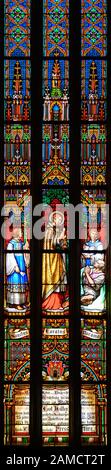 Glasfenster mit der Darstellung des heiligen Karl Borromeo, der den Kranken während der Pestepidemie in Mailand die Eucharistie schenkt. St. Martin's Cathedral. Stockfoto