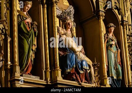 Die Pieta - die Trauernde Jungfrau Maria, die ihren toten Sohn Jesus Christus in ihren Armen hält. St. Martins-Kathedrale, Bratislava, Slowakei. Stockfoto