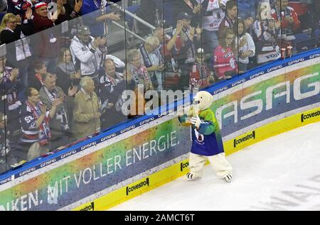 Berlin, DEUTSCHLAND - 22. SEPTEMBER 2017: Eisbären Berliner Team Eisbär-Maskottchen Bully jubelt das Publikum nach dem Spiel der Deutschen Eishockey Liga (DEL) gegen Kolner Haie in der Mercedes-Benz Arena in Berlin an Stockfoto