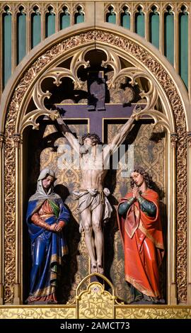 Skulptur von Jesus Christus am Kreuz mit der Jungfrau Maria und dem heiligen Johannes neben Ihm. Stockfoto