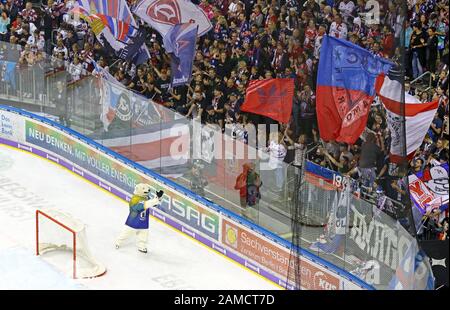 Berlin, DEUTSCHLAND - 22. SEPTEMBER 2017: Eisbären Berliner Team Eisbär-Maskottchen Bully jubelt das Publikum nach dem Spiel der Deutschen Eishockey Liga (DEL) gegen Kolner Haie in der Mercedes-Benz Arena in Berlin an Stockfoto