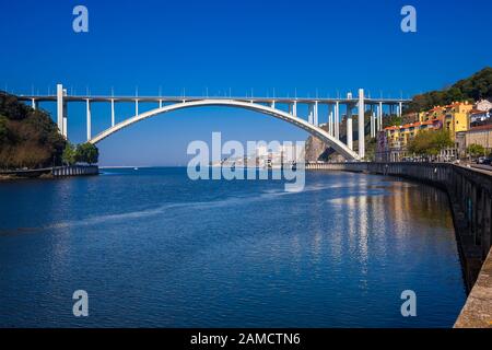 Blick auf die Flussmünde des Douro und die Arrabida-Brücke in einem schönen frühen Frühlingstag in Porto City in Portugal Stockfoto