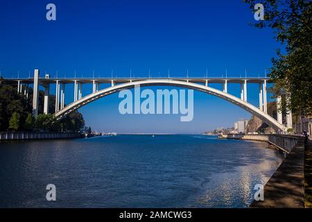 Blick auf die Flussmünde des Douro und die Arrabida-Brücke in einem schönen frühen Frühlingstag in Porto City in Portugal Stockfoto