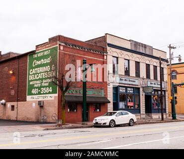 Conrad Catering und Delicatessen und das Best Buy Uniform-Geschäft an der East 8th Avenue, Homestead, Pennsylvania, USA Stockfoto