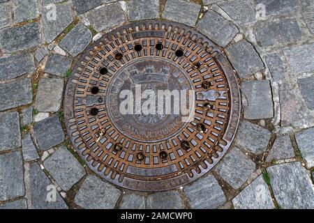 Guserner Kanaldeckel mit dem Stadtwappen von Dannenberg (Elbe), Niedersachsen, Deutschland Stockfoto