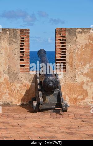 Cannon wies vom Fort San Felipe aus auf den Atlantik hin, eine Festung aus dem 16. Jahrhundert in der Dominikanischen Republik von Puerto Plata. Stockfoto