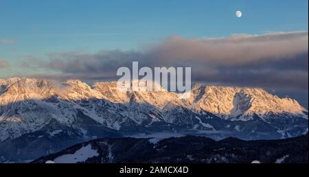 Panorama-Sonnenuntergang-Blick Mond Saalbach Skifahren Berg Mondaufgang Dunkle Stimmung Stockfoto