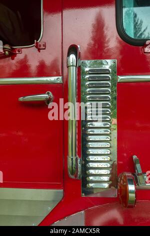 Chromdüsen an der Seite eines Red Fire Trucks Stockfoto