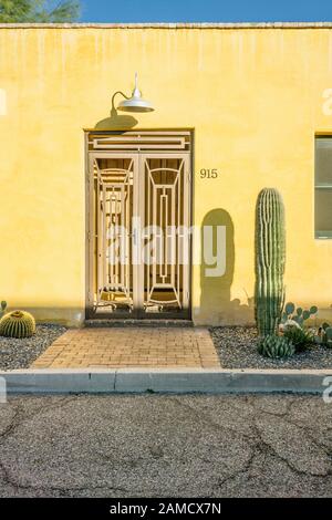 Eingang Türen & Tore in komplizierten Metall Fassade des gelben Stuck renoviertes Haus eingestellt sind Zeichen der Gentrifizierung im Barrio Historic District Tucson Stockfoto