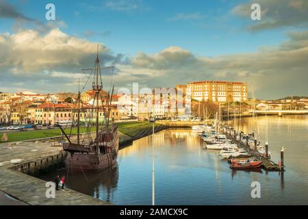 Vila do Conde, Portugal - 23. November 2019: Blick am späten Nachmittag auf den Yachthafen Vila do Conde im Vordergrund mit mehreren Booten. Stockfoto