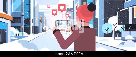 Mann Reisende fotografieren verschneite Stadtgebäude auf Smartphone-Kamera Live-Streaming Blogging Konzept Rückansicht Touristenblick Architektur moderne Winterstadt Straße horizontale Porträt Vektor Illustration Stock Vektor