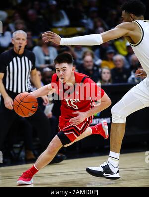 12. Januar 2020: Utah Utes Guard Rylan Jones (15) versucht, sich von Colorado Buffaloes Forward Tyler Bey (1) im Basketballspiel der Männer zwischen Colorado und Utah im Coors Events Center in Boulder, CO. Colorado, in der ersten Hälfte auf einen 26:7-Vorsprung zu schleichen. Derek Regensburger/CSM. Stockfoto