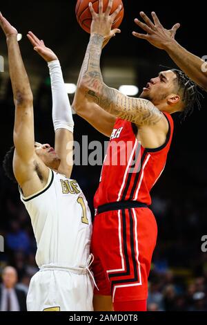 12. Januar 2020: Utah Utes Forward Timmy allen (1) legt einen Schuss gegen Colorado Buffaloes vor Tyler Bey (1) im Basketballspiel der Männer zwischen Colorado und Utah im Coors Events Center in Boulder, CO. Colorado raste in der ersten Halbzeit zu einem 26:7-Vorsprung. Derek Regensburger/CSM. Stockfoto