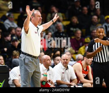 12. Januar 2020: Utah Utes Cheftrainer Larry Krystkowiak kann einen Foul-Anruf in der ersten Hälfte des Basketballspiels der Männer zwischen Colorado und Utah im Coors Events Center in Boulder, CO. Colorado, in der ersten Hälfte auf eine 26-7 Führung ausrasen. Derek Regensburger/CSM. Stockfoto