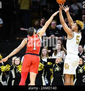 12. Januar 2020: Utah Utes Forward Timmy allen (1) springt spät heraus, als Colorado Buffaloes Guard D'Shawn Schwartz (5) in der ersten Hälfte des Basketballspiels der Männer zwischen Colorado und Utah im Coors Events Center in Boulder drei schießt, Colorado fuhr in der ersten Hälfte zu einer 26:7-Führung aus. Derek Regensburger/CSM. Stockfoto