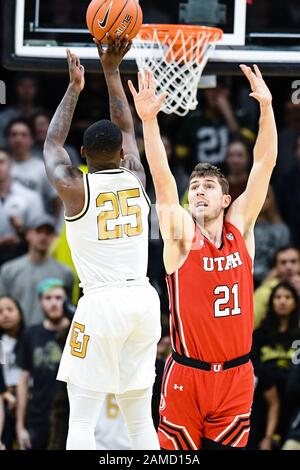 12. Januar 2020: Utah Utes Forward Riley Battin (21) verteidigt spät, als Colorado Buffaloes Guard McKinley Wright IV (25) zwei in der ersten Hälfte des Basketballspiels der Männer zwischen Colorado und Utah im Coors Events Center in Boulder schießt, Colorado fuhr in der ersten Hälfte zu einer 26:7-Führung aus. Derek Regensburger/CSM. Stockfoto