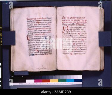 Wechseln Sie von Hand 1 zu Hand 2 Schlagwort, Initialen und Rubrik, Die In De Ricci, Seymour, Census of Medieval and Renaissance Manuscripts in den Vereinigten Staaten und Kanada aufgeführt sind. New York. N. Y.: H.W. Wilson, 1935; and Supplement, New York, N. Y.: Bibliographical Society of America, 1962. Eigentum: Gegeben von A. W. Parker. De Ricci, Beilage, 330. Diagramm von Dr. G.B. Gast. Hinweis im Manuskript. Das endgültige Folio, f. 67, ist eine Hälfte eines Blattes aus einem Musikhandschrift; die andere Hälfte fungiert als Rückenpfaauf. Das Servicebuch hat 18-19 Zeilen pro Seite, die in sehr hellem Stift angeordnet sind und Schlagwörter sichtbar sind. Fragen Stockfoto