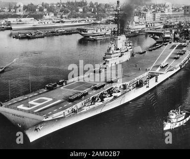 Der US-Marineinfanterie USS Lexington (CVA-16) stieft aus der Puget Sound Naval Shipyard, Washington (USA), etwa im September 1955, und leitete ihre ersten Seeversuche nach SCB-27C & -125-Umbauten. Die USS Franklin D. Roosevelt (CVA-42) ist im Hintergrund gut in ihre Modernisierung des SCB-110 integriert. Die in der Mitteldistanz (CVA-41) aufgelegte USS Midway befindet sich in der sehr frühen Phase ihrer eigenen SCB-110 (oder wird darauf vorbereitet). Ein weiterer Träger der Essex-Klasse ist rechts zu sehen, entweder USS Essex (CVA-9) oder USS Yorktown (CVA-10) während ihrer SCB-125-Umbauten. Etwa Im September 1955 Stockfoto