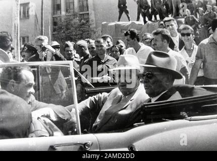 Josip Broz Tito bei seinem zweiten Besuch in Skopje, begleitet vom Präsidenten des Ministerrates der UdSSR und dem ersten Sekretär des Zentralkomitees der KPdSU, Nikita Chruschtschow, am 22. August 1963. Stockfoto