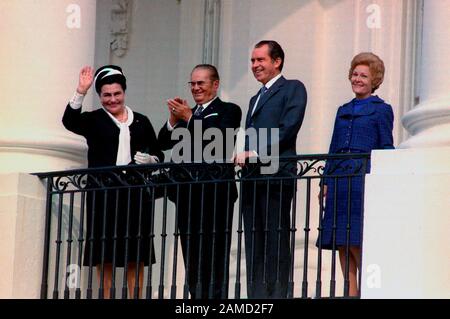 Präsident und Frau Broz, Präsidentin und Frau Nixon überblicken die Ankunftsfeier auf dem South Lawn vom Südbalkon des Weißen Hauses. Oktober 1971 Stockfoto