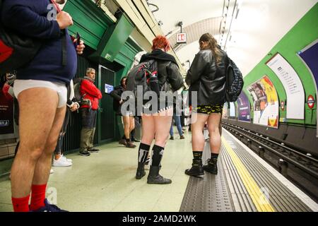 London, Großbritannien. Januar 2020. Menschen ohne Hose fahren auf der Circle Line, während sie an der 11. Veranstaltung "No Hose Tube Ride" in der Londoner U-Bahn teilnehmen.The No Pants Subway Ride ist ein jährliches Ereignis, das von "Besserung Everywhere" jeden Januar in New York City veranstaltet wird. Die Mission begann als kleiner Streich mit sieben Jungs und wurde zu einer internationalen Feier der Silligkeit, an der jedes Jahr Dutzende Städte, darunter London auf der ganzen Welt, teilnahmen. Credit: Sopa Images Limited/Alamy Live News Stockfoto