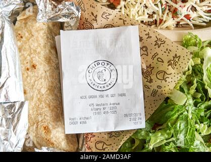 Montreal, Kanada - 7. September 2019: Chipotle-Platte und Beleg mit Salat. Chipotle, ist eine amerikanische Kette von fast Casual Restaurants, die sich auf spezialisiert haben Stockfoto