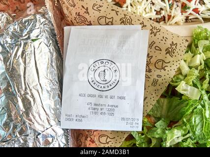 Montreal, Kanada - 7. September 2019: Chipotle-Platte und Beleg mit Salat. Chipotle, ist eine amerikanische Kette von fast Casual Restaurants, die sich auf spezialisiert haben Stockfoto