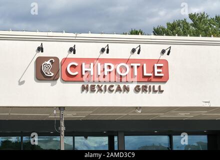 Montreal, Kanada - 7. September 2019: Chipotle-Restaurant und Logo an einem sonnigen Tag. Chipotle, ist eine amerikanische Kette von fast Casual Restaurants Specializ Stockfoto