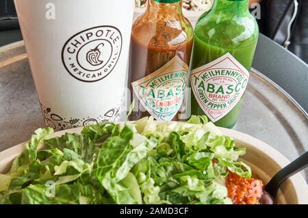 Montreal, Kanada - 7. September 2019: Chipotle Plate mit tabasco Soßen und Drink Chipotle, ist eine amerikanische Kette von fast Casual Restaurants Specializ Stockfoto