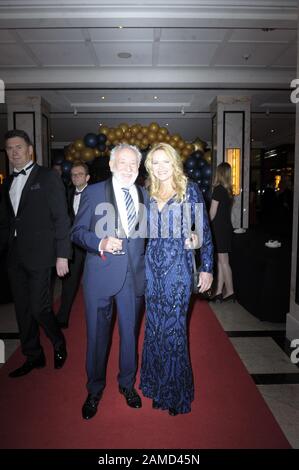 Dieter Hallervorden und seine Freundin Christiane Zander sind 120. Presseball Berlin "Liebesgruesse aus Europa" im Maritim Hotel Berlin am 11.01.2020 Stockfoto