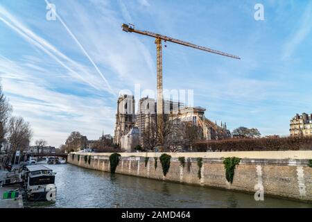 Riesenkran an der Kathedrale Notre Dame de Paris im Januar 2019. Stockfoto