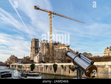 Riesenkran an der Kathedrale Notre Dame de Paris im Januar 2019. Stockfoto