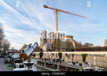 Riesenkran an der Kathedrale Notre Dame de Paris im Januar 2019. Stockfoto