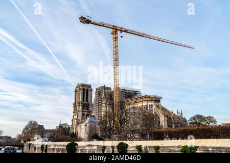 Riesenkran an der Kathedrale Notre Dame de Paris im Januar 2019. Stockfoto