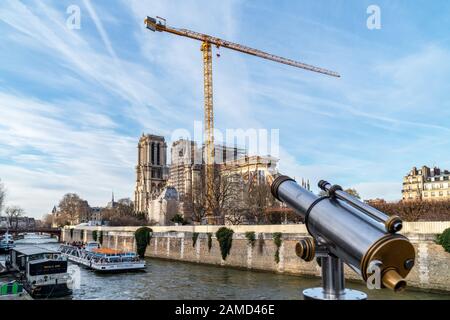 Riesenkran an der Kathedrale Notre Dame de Paris im Januar 2019. Stockfoto