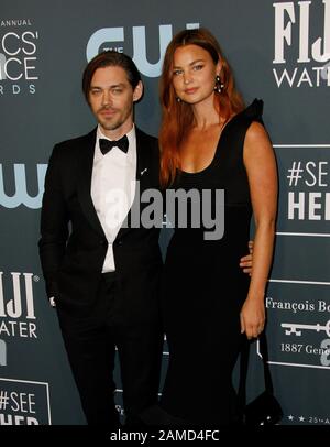 Santa Monica, Kalifornien, USA. Januar 2020. Tom Payne, Jennifer Åkerman nehmen am 24. Jährlichen Critics' Choice Awards im Barker Hangar am 12. Januar 2020 in Santa Monica, Kalifornien, an. Kredit: MediaPunch Inc/Alamy Live News Stockfoto