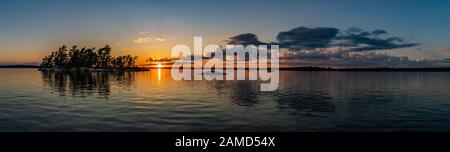 Sonnenuntergang über Rainy Lake und Island Panorama Stockfoto